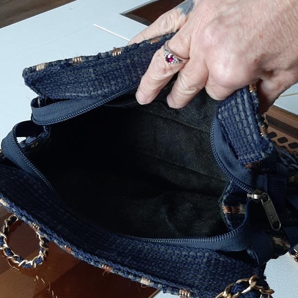 Womans had bag. - Picture 3 of 4